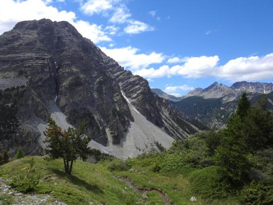 Une image contenant montagne, ciel, extérieur, nature

Description générée automatiquement